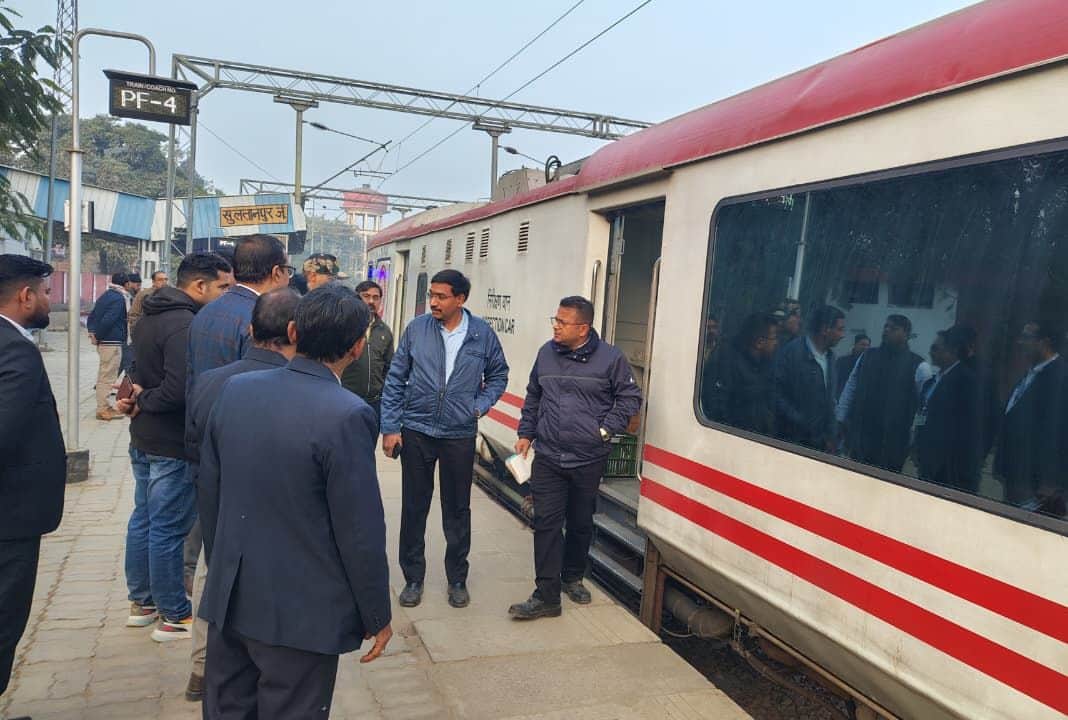 रेलवे स्टेशन के प्लेटफार्म नंबर चार पर स्थानीय रेल अधिकारियों से जानकारी लेते डीआरएम। स्रोत-रे