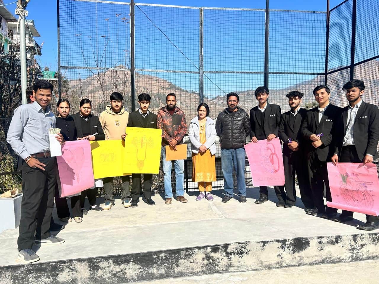 राधे-राधे वेटरनरी फार्मासिस्ट संस्थान रिवाड़ी में चित्रकला प्रतियोगिता में भाग लेते प्रशिक्षु। 