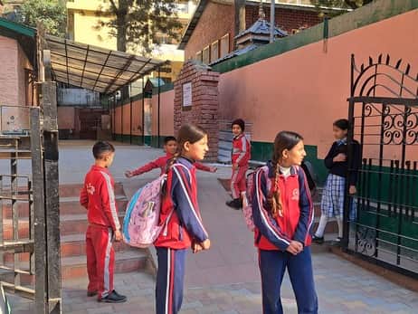 स्कूल के बाहर अभिभावकों का इंतजार करते बच्चे: संवाद