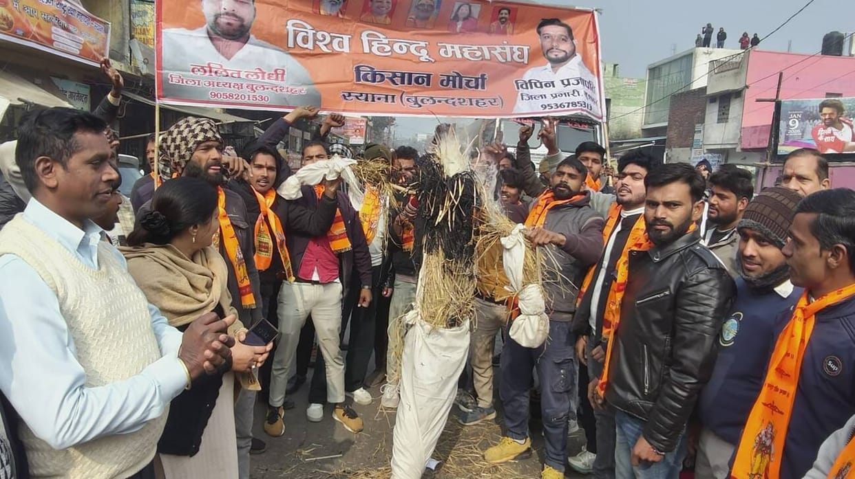 Vishwa Hindu Mahasangh burnt the effigy of Bangladesh and submitted a memorandum.