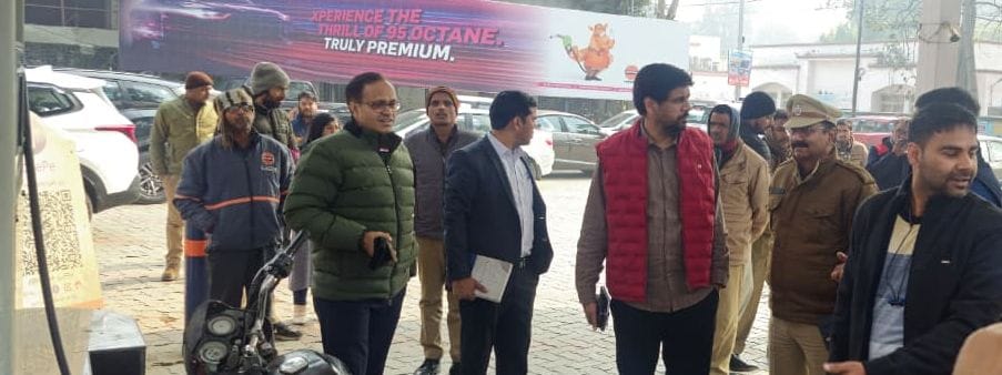 The CCTV cameras at a petrol pump in Tilhar were found to be non-functional; a notice has been issued.