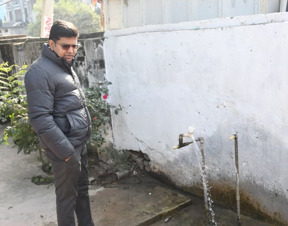Siddharthnagar News: DM arrives to find out the truth about the water purity claim, leakage will be repaired soon
