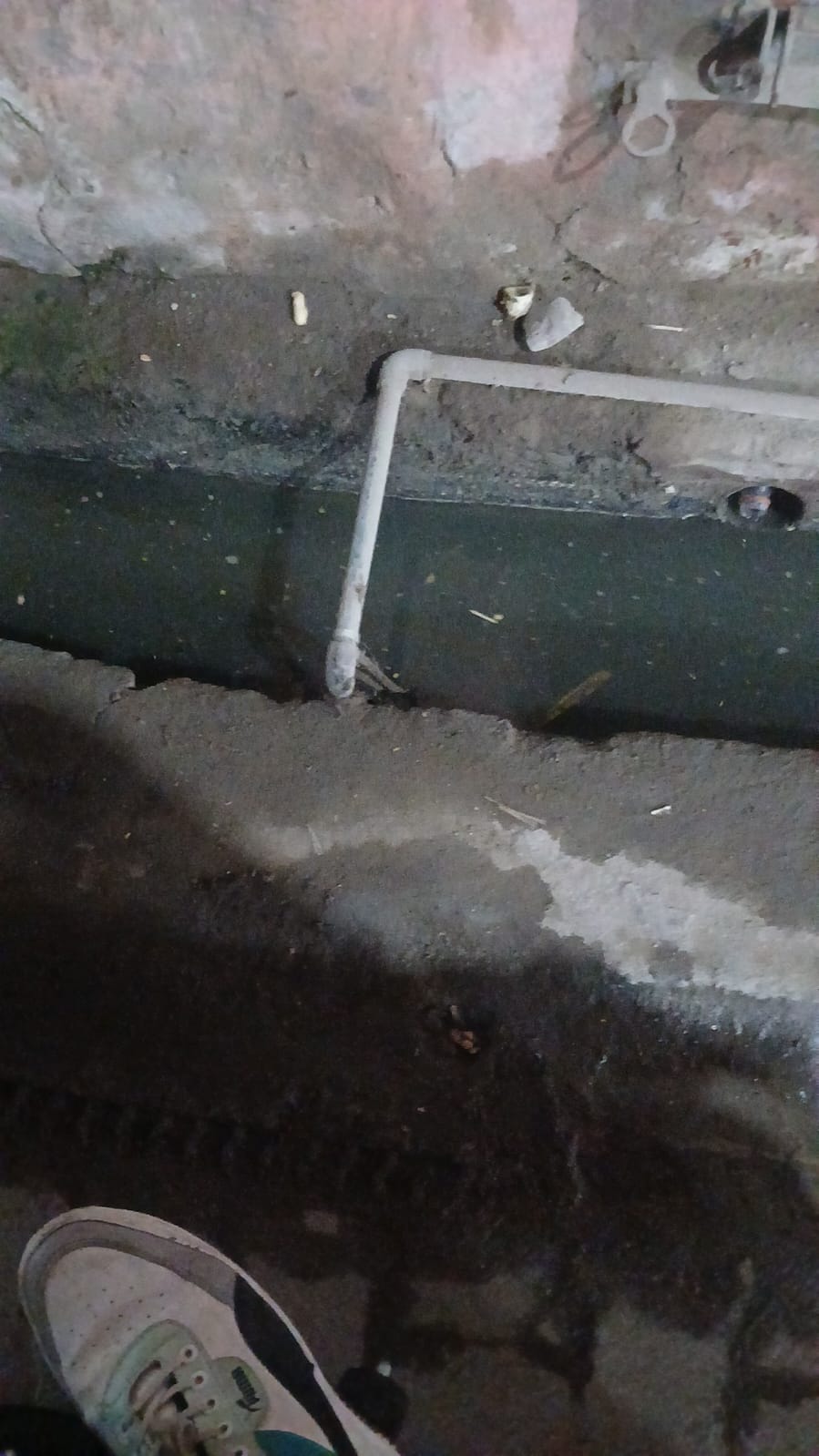 The mayor inspected the leakage and smelly water in the pipeline.
