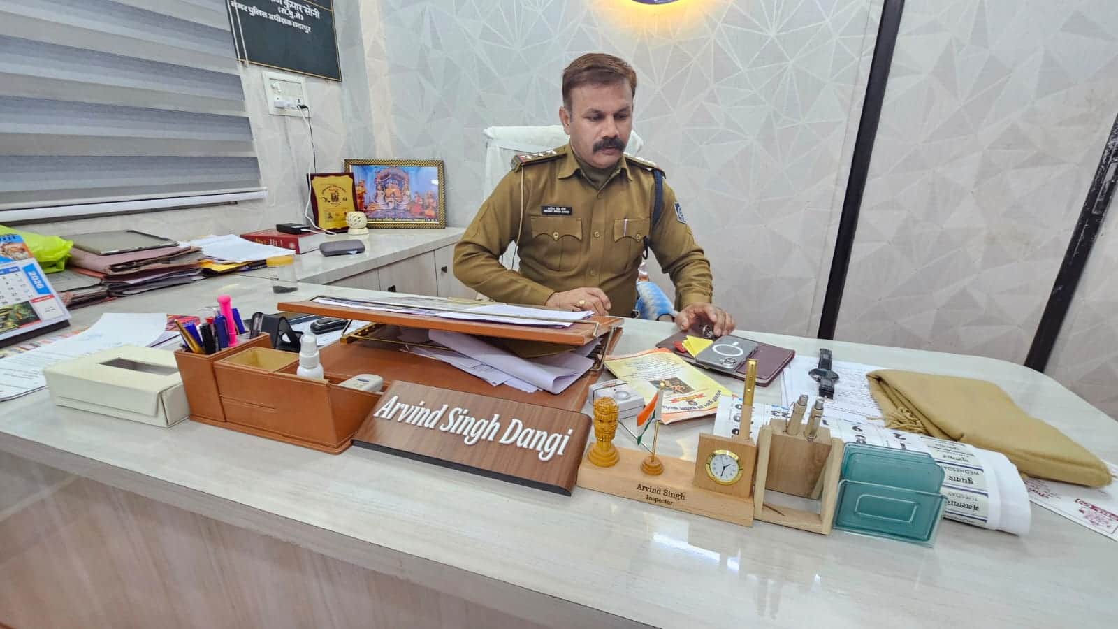 मामले की जानकारी देते पुलिस अधिकारी।