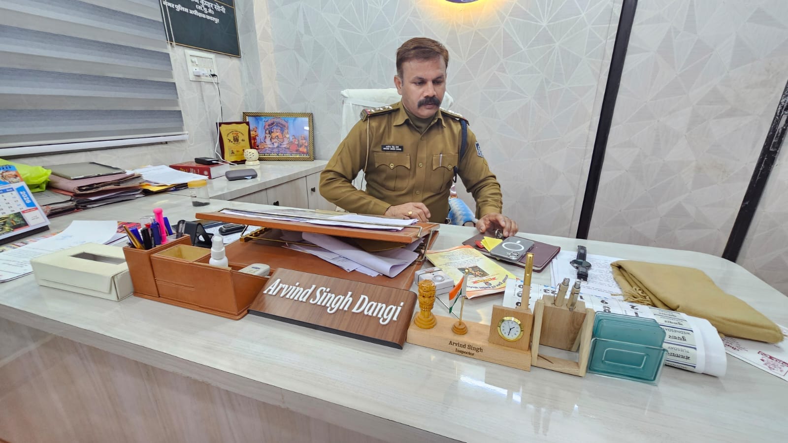 मामले की जानकारी देते पुलिस अधिकारी।