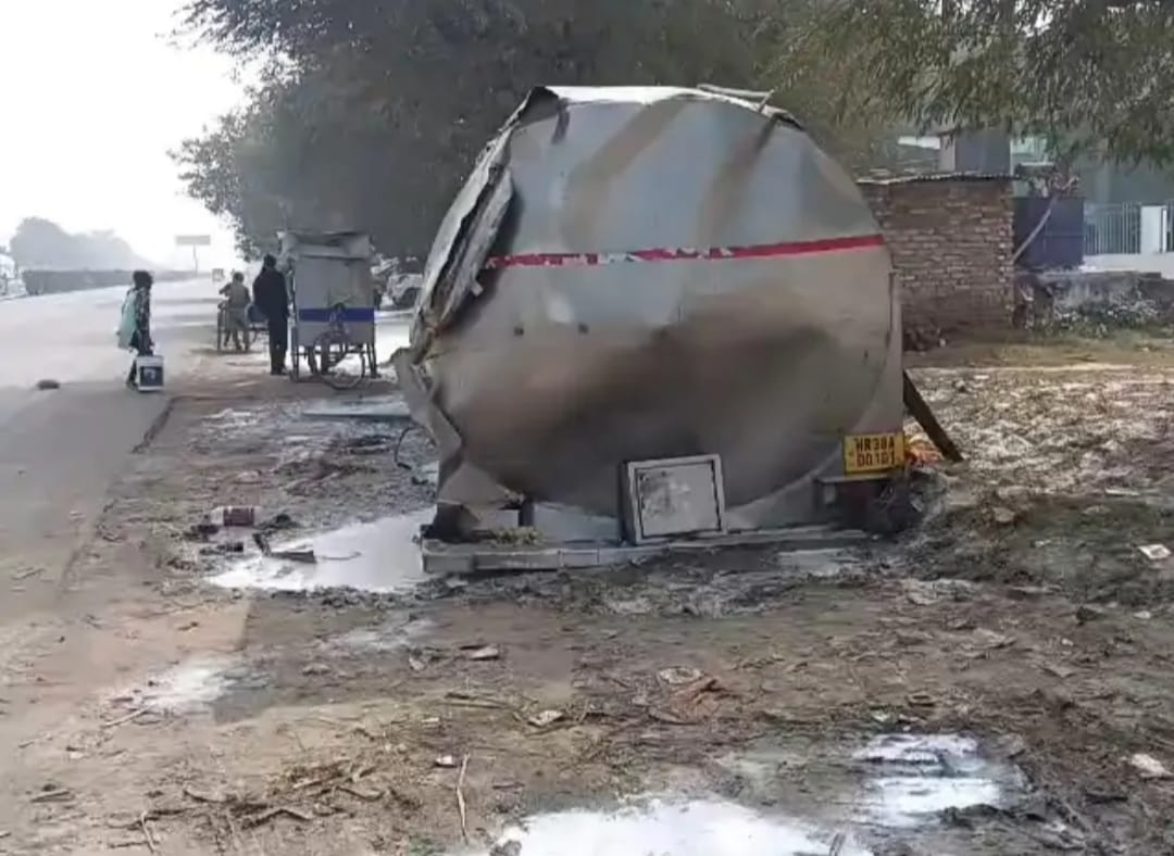 Dairy tanker overturned on the highway, people took away milk in buckets