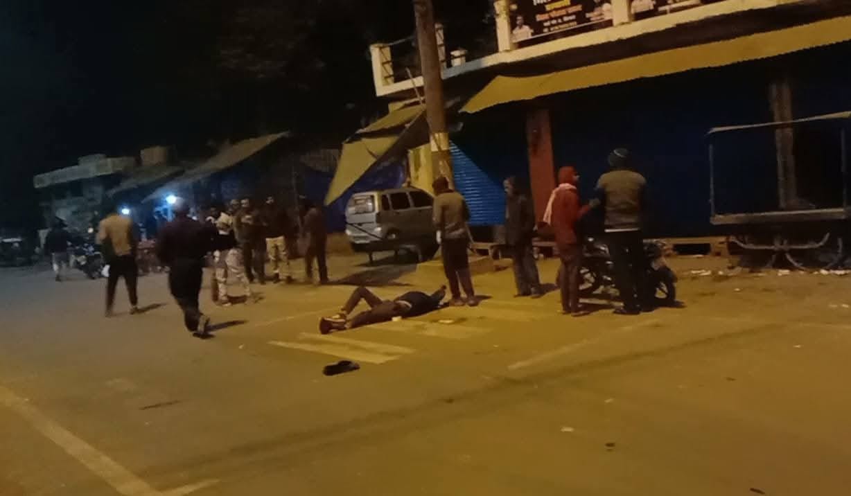A fight broke out between two groups at a roadside eatery after they consumed alcohol; one young man was injured.