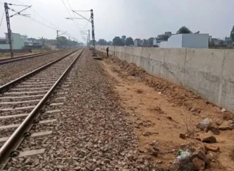 Dausa News: रेल ट्रैक के दोनों ओर पक्की सुरक्षा दीवार का निर्माण शुरू, रास्ते बंद होने से परेशानी बढ़ी