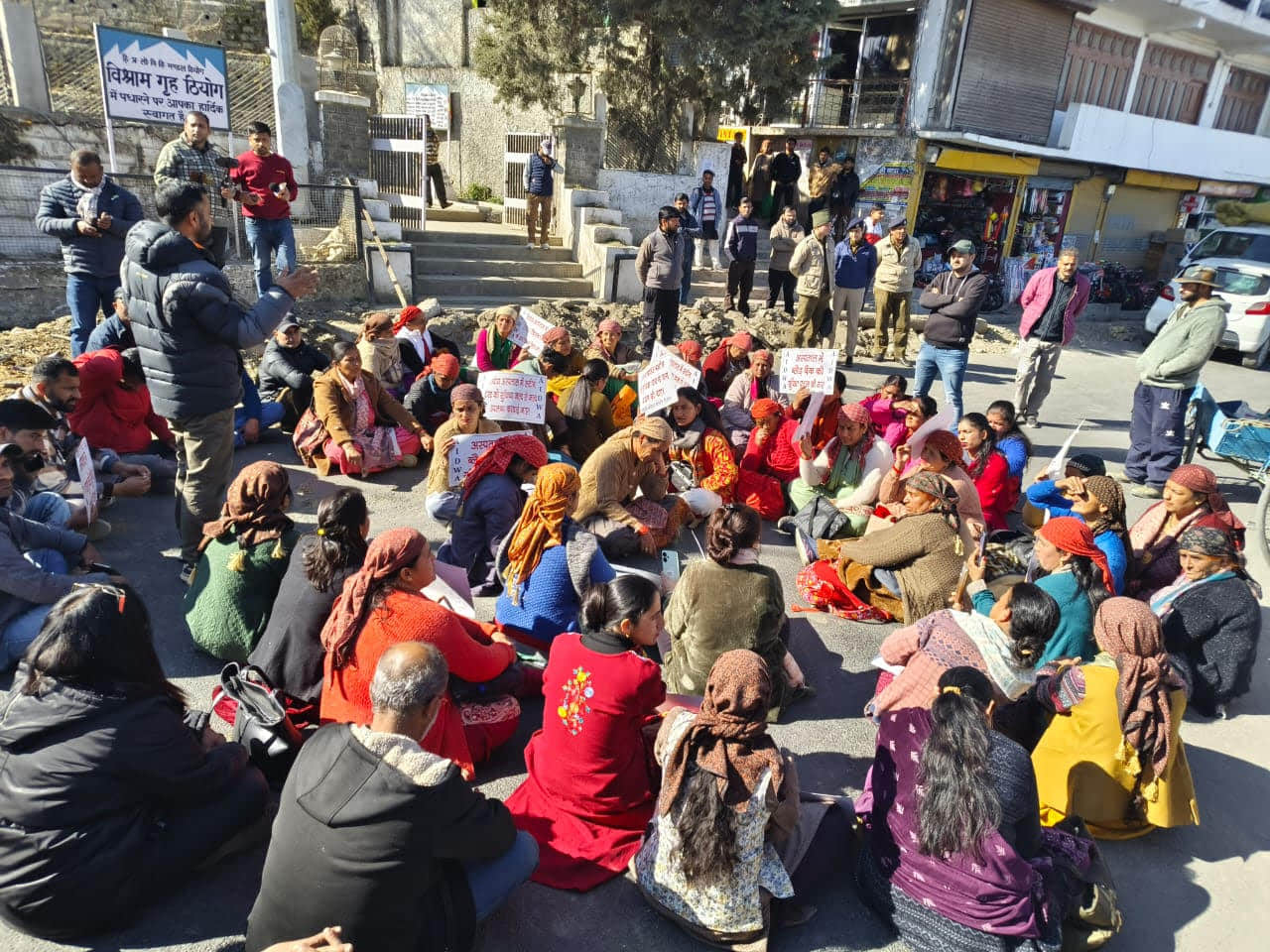 ठियोग में धरना प्रदर्शन करते लोग। संवाद