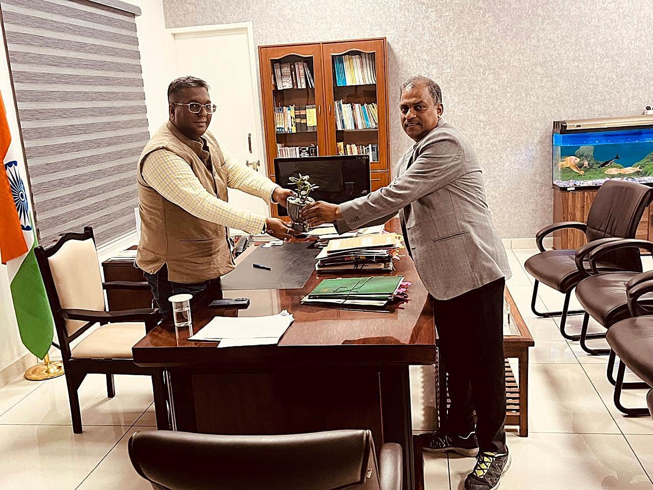 09jjrp03- उपायुक्त को पौधा देकर सम्मानित करते एपीसीपीएल पावर प्लांट के मुख्य कार्यकारी अधिकारी 