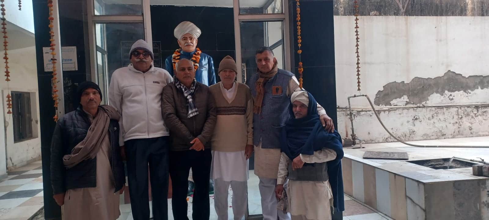 09jjrp04- छोटूराम धर्मशाला में छोटूराम की प्रतिमा पर नमन करते लोग। स्रोत-आयोजक