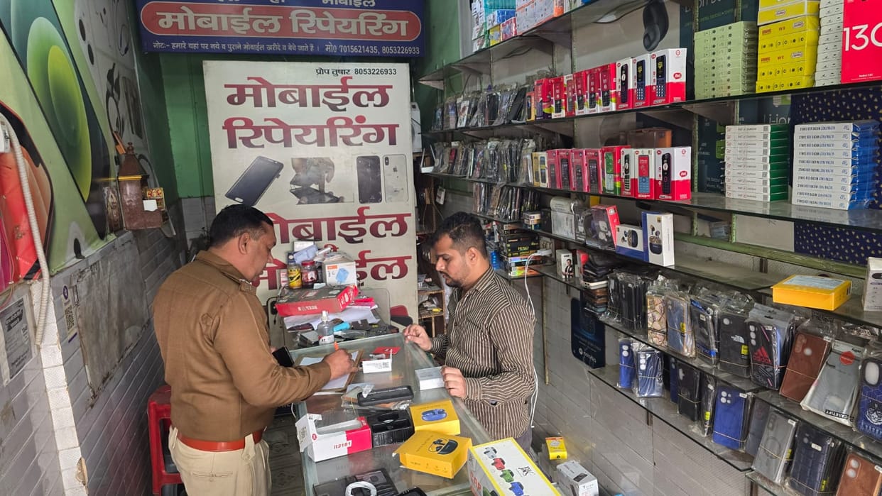Three minors stole mobile phones and cash from the shop.