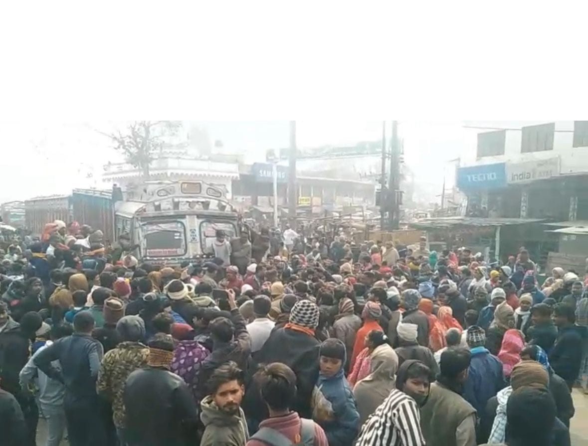 आक्रोशित लोगों ने हंगामा कर लगाया तीन घंटे तक जाम