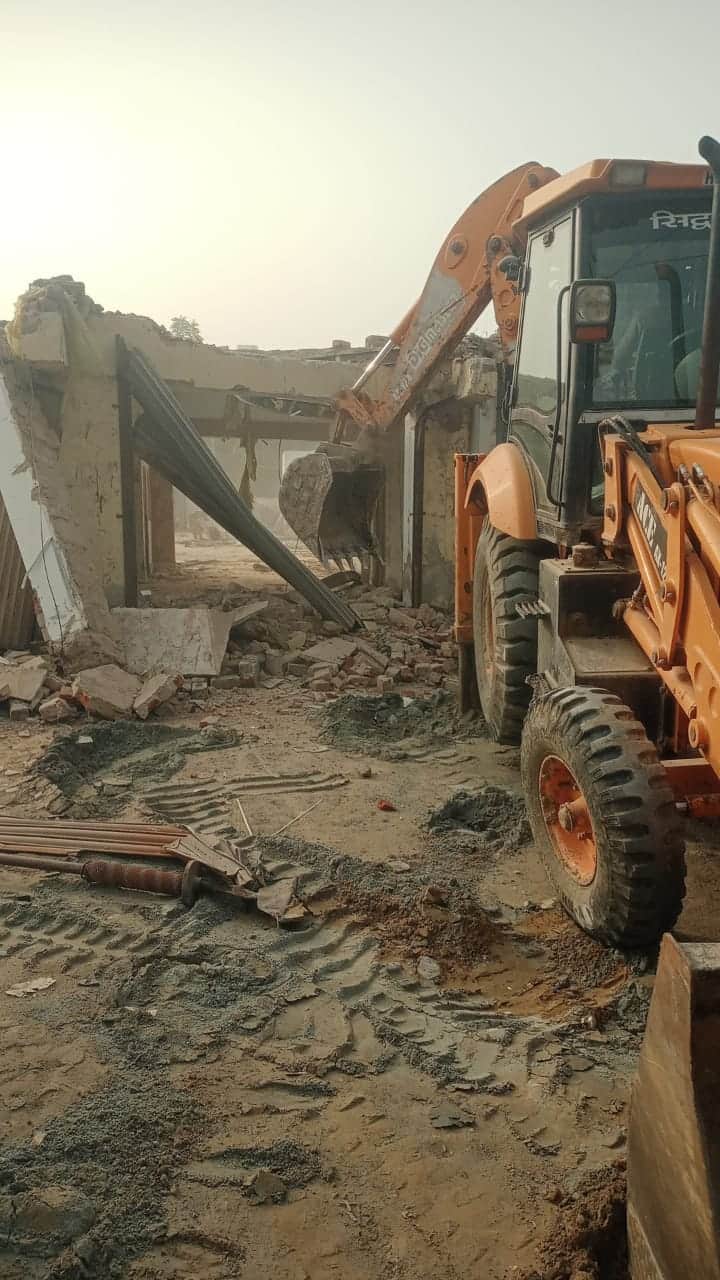 अवैध कब्जों पर चला एचएसवीपी का बुलडोजर। स्रोत : विभाग