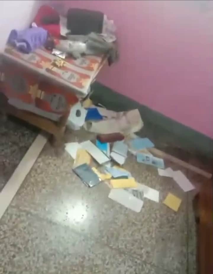 बडकोदा गांव में चोरी के बाद बिखरे पड़े घर के अंदर कागजात। स्रोत ग्रामीण