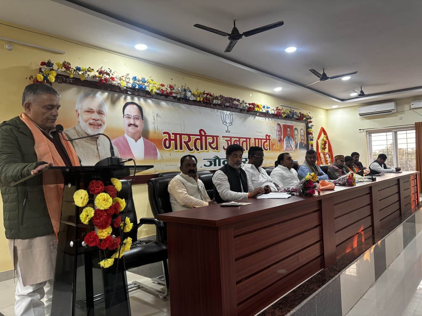 भाजपा की बैठक को संबोधित करते वक्ता। पार्टी-