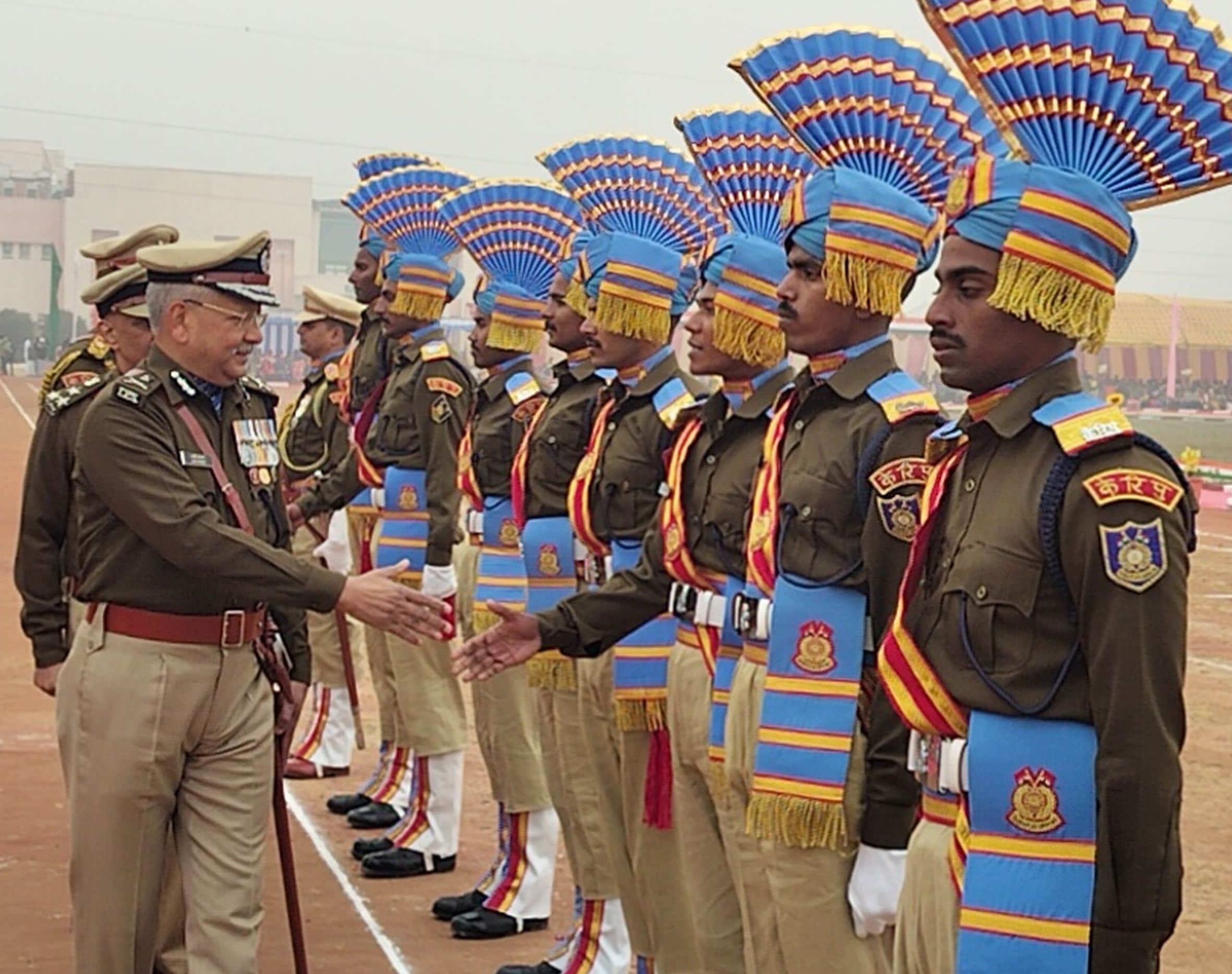 भादर के त्रिसुंडी स्थित सीआरपीएफ सेंटर में आयोजित परेड में शामिल रिक्रूट से परिचत प्राप्त करत