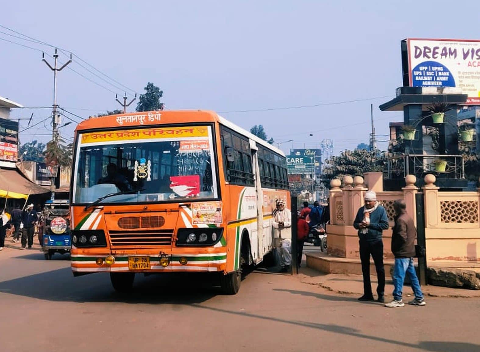  बस स्टेशन के बाहर आजाद पार्क के पास बस खड़ी कर सवारी का इंतजार करता चालक। 