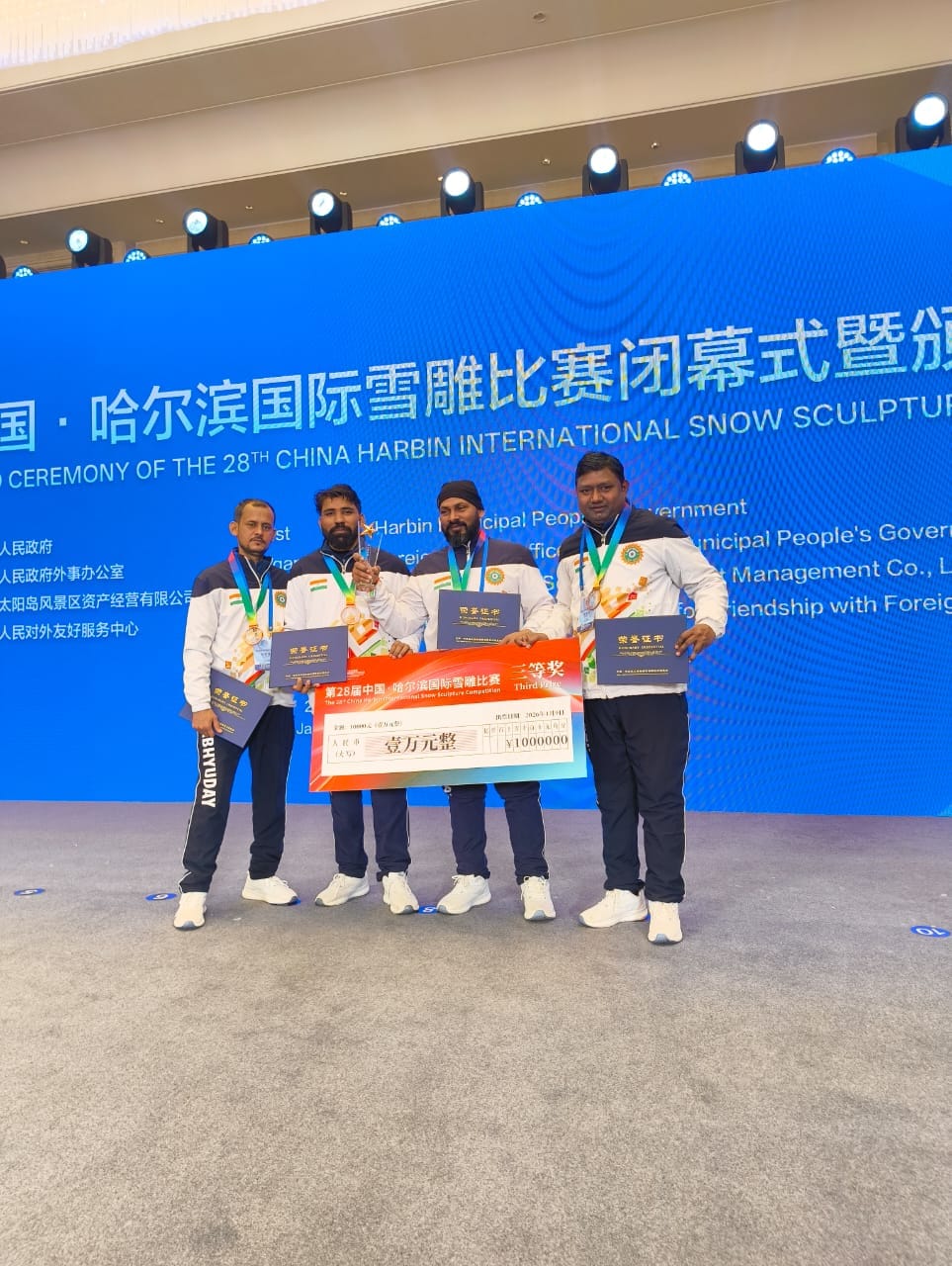 Rajneesh of Gola hoisted the Indian flag in China