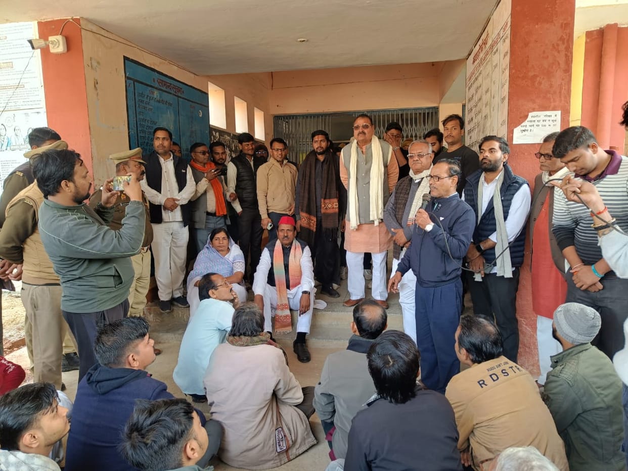 After receiving the notice, the traders became angry and took to the streets.