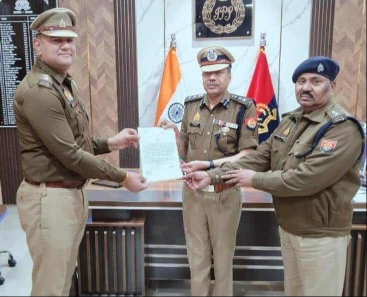 फोटो-1- चोरी की घटना का खुलासा करने पर एसओ एसएन त्रिपाठी को प्रशस्तिपत्र देते एसपी जयप्रकाश सिं
