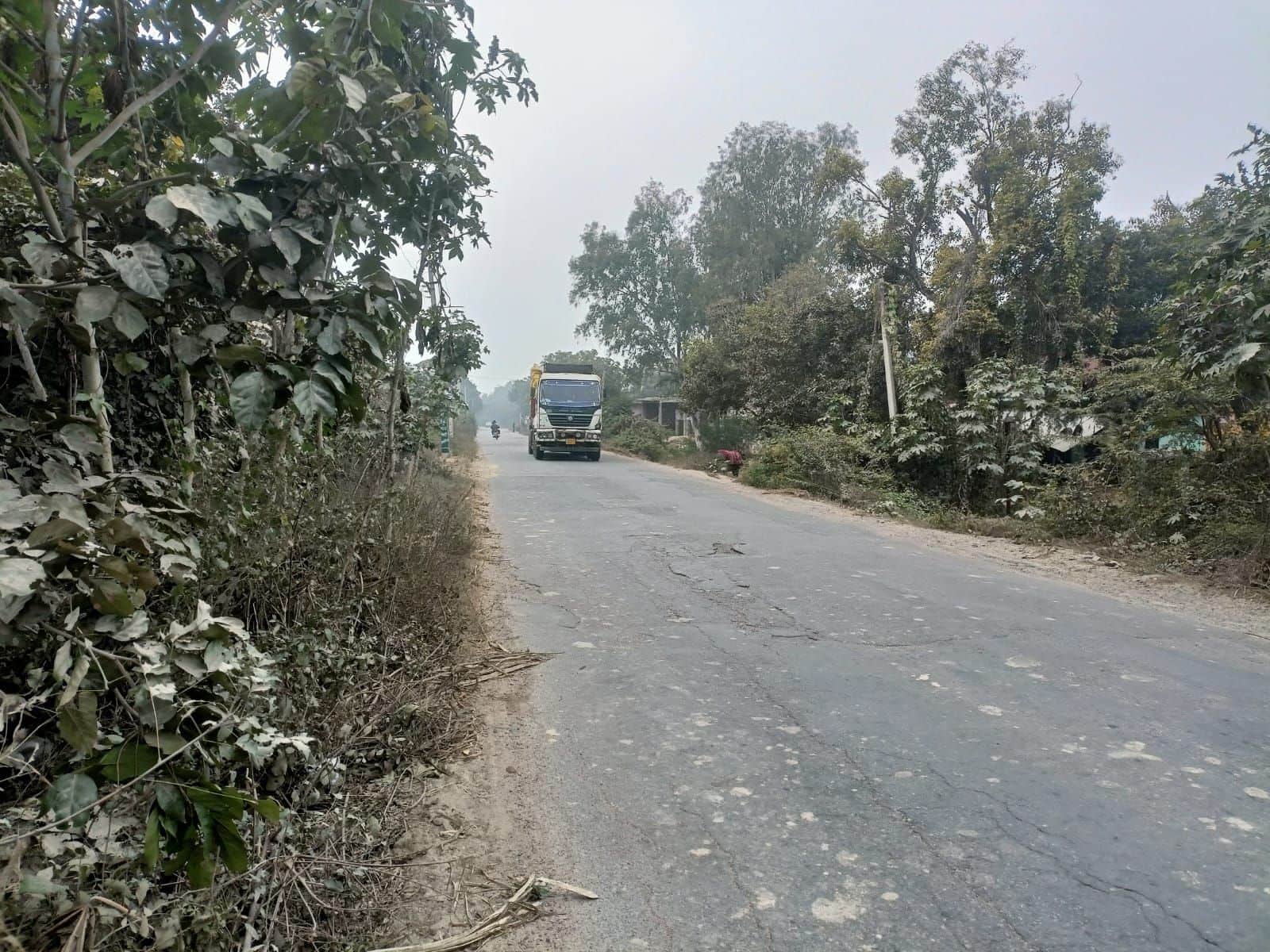 फोटो-1-चौड़ीकरण में शामिल संडीला-उन्नाव-प्रयागराज मार्ग से निकलते वाहन। संवाद