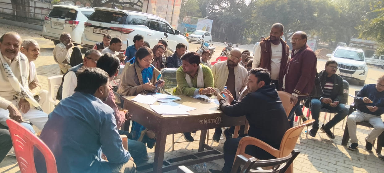 MLA reviews SIR voter list with booth presidents