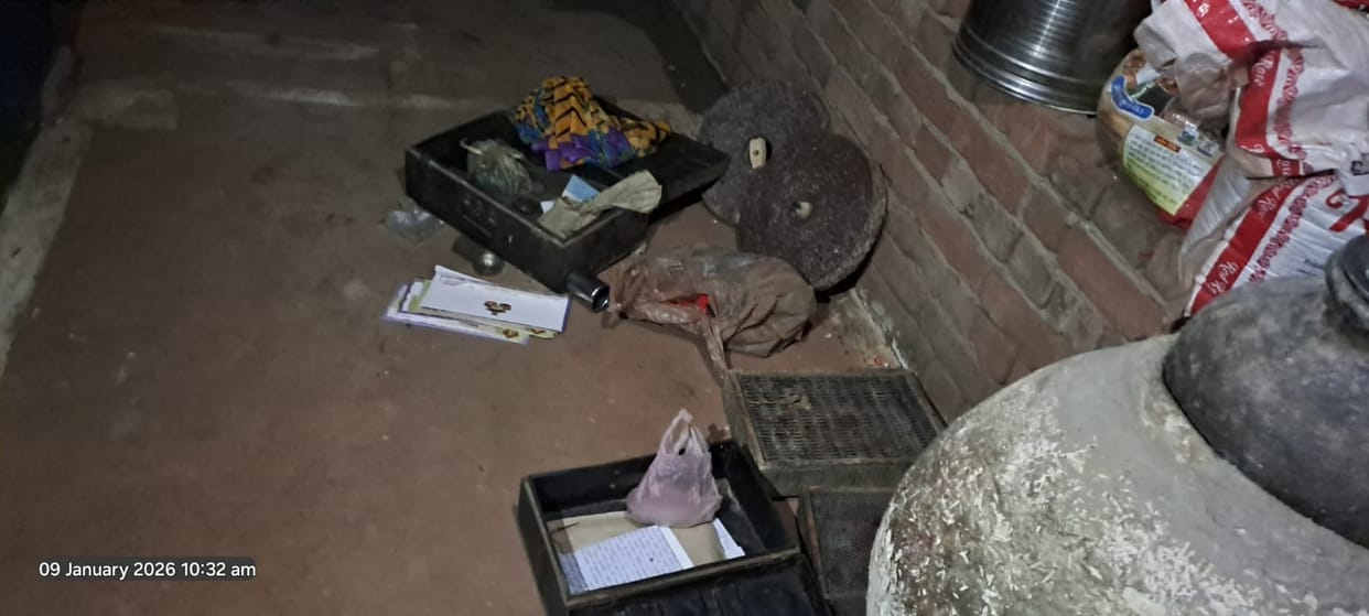 Taking advantage of the fog, thieves stole valuables worth millions from four houses in two villages.