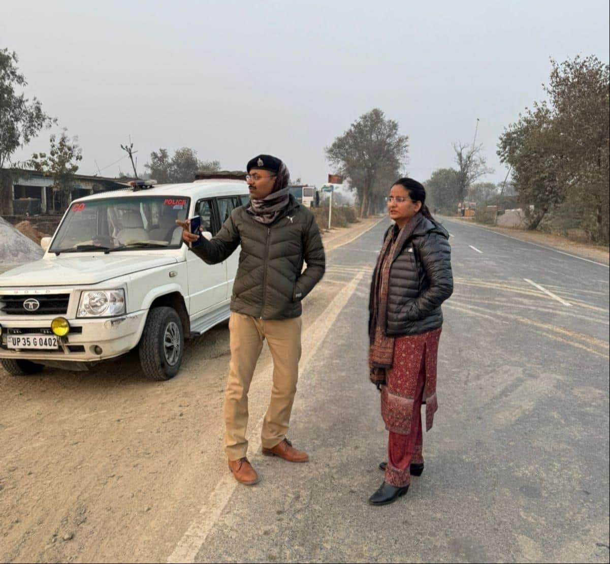 फोटो-15- अजगैन-मोहान मार्ग पर भारी वाहनों का आवागमन रोकने के लिए नवई गांव के पास हाईट गेज लगाने