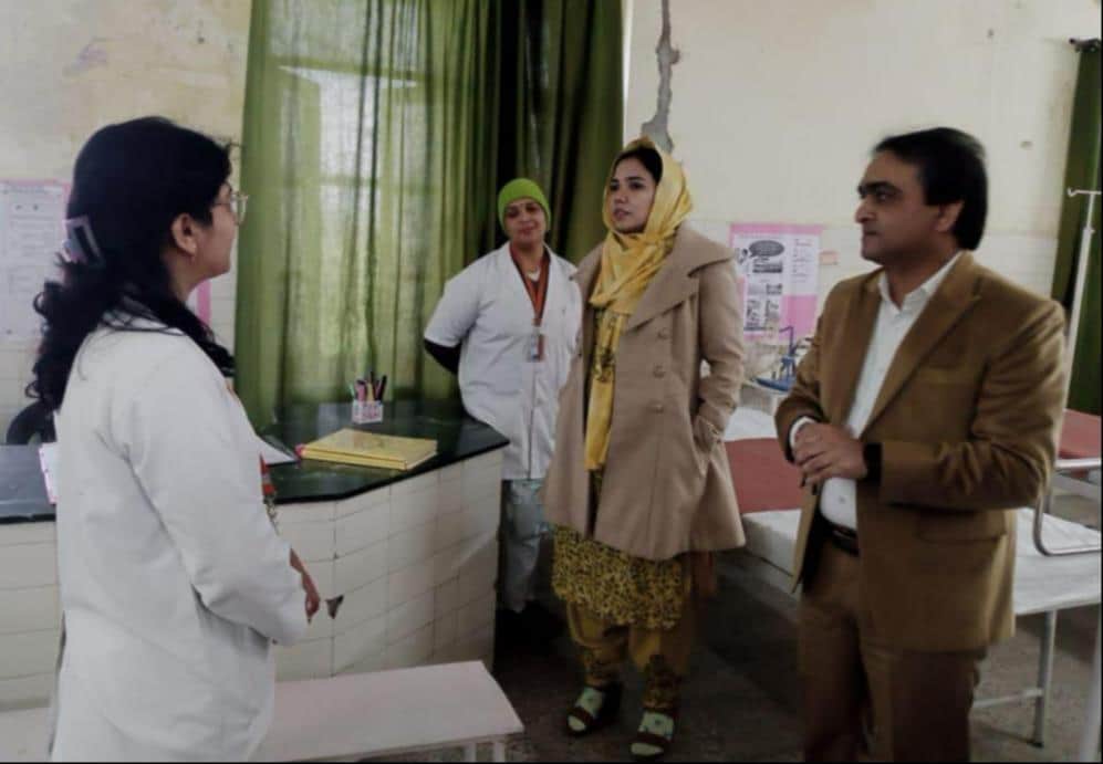 फोटो-18- महिला स्वास्थ्यकर्मी से जानकारी लेते एनक्वास टीम के सदस्य टीम। संवाद