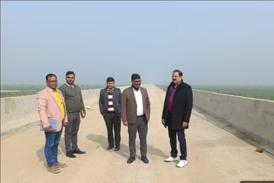 The DGM of NABARD inspected the quality and progress of the bridge on the Hardoi road.