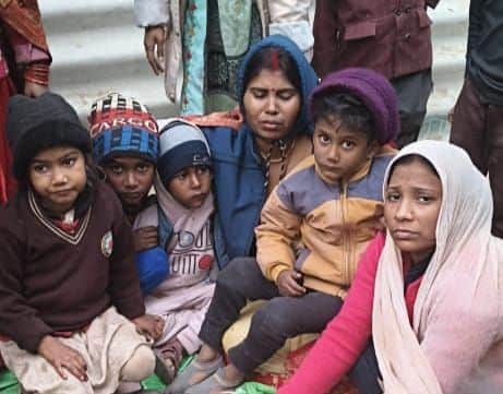 फोटो-20- पति की मौत पर गमगीन अर्चना और उसके बच्चे। संवाद