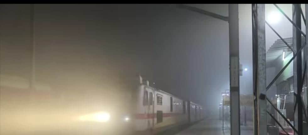 फोटो-20-उरई रेलवे स्टेशन पर कोहरे के बीच आती ट्रेन। संवाद
