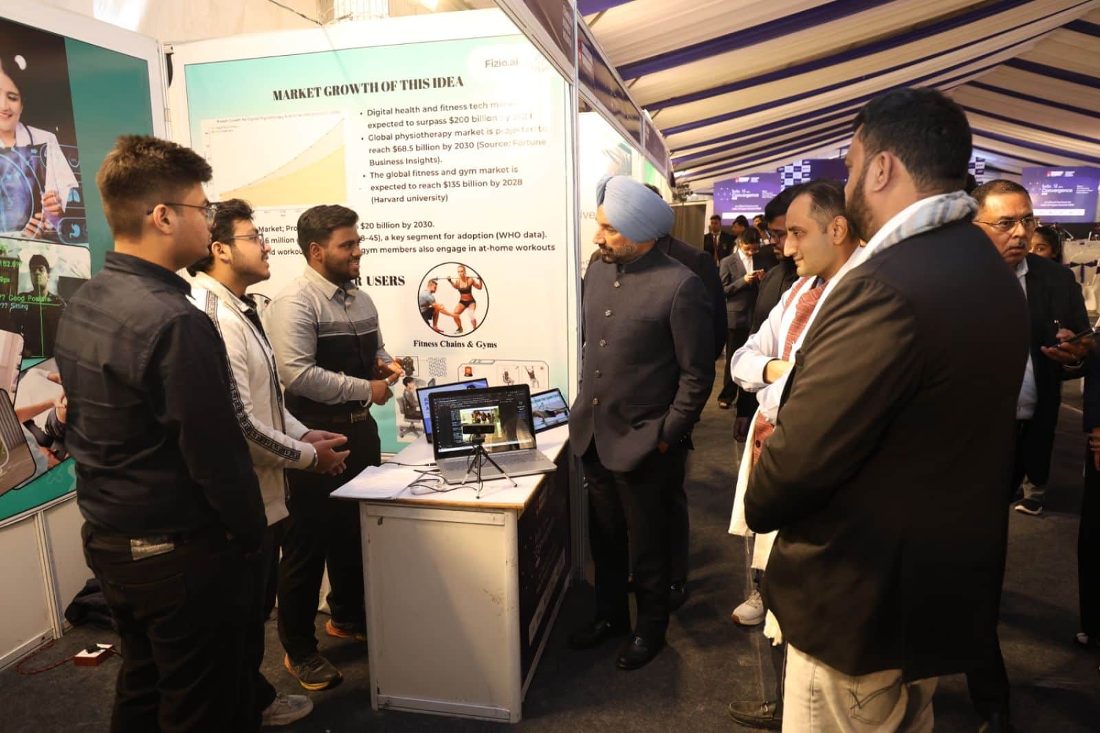 फोटो-22-छात्रों से बातचीत करते चंडीगढ़ यूनिवर्सिटी के चांसलर सतनाम सिंह संधू व अन्य अतिथि वक्त