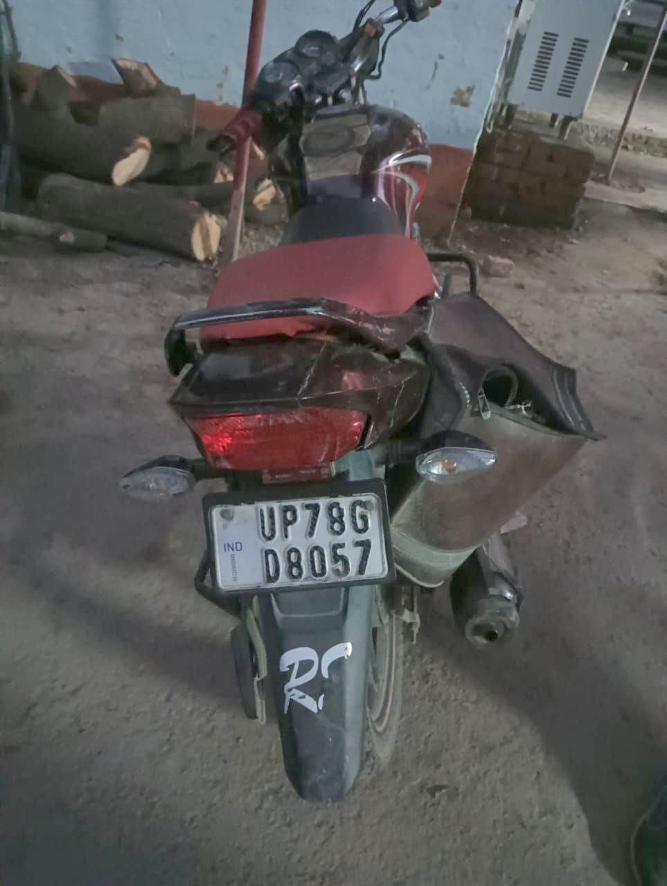 Villagers nab a man who robbed a woman of her purse full of jewellery and fled.