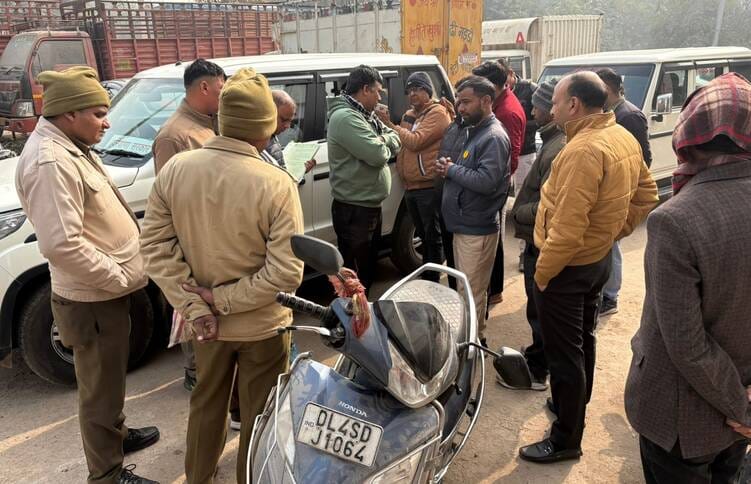 Strict action taken over outstanding property tax; one building sealed, and five owners paid 15 lakh on the spot.