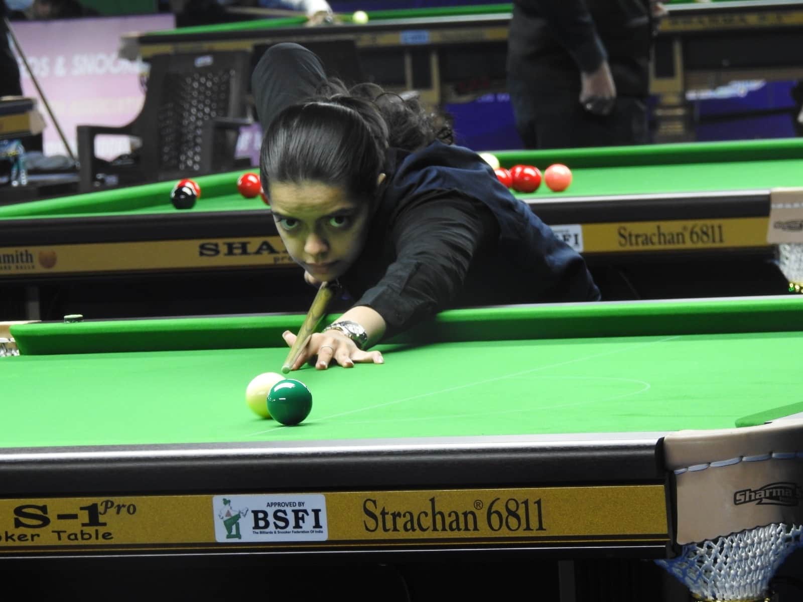 फोटो-57:बहादुरगढ़ में आयोजित बिलियर्ड्स एवं स्नूकर चैंपियनशिप में भाग लेती महिला खिलाड़ी। स्त्रोत