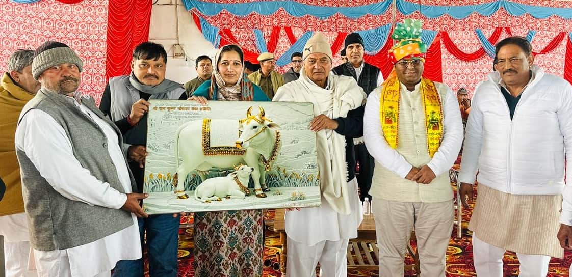 फोटो-59: गांव खेड़का गुर्जर गौशाला में पहुंचने पर नगर परिषद की चेयरपर्सन सरोज राठी को सम्मानित क