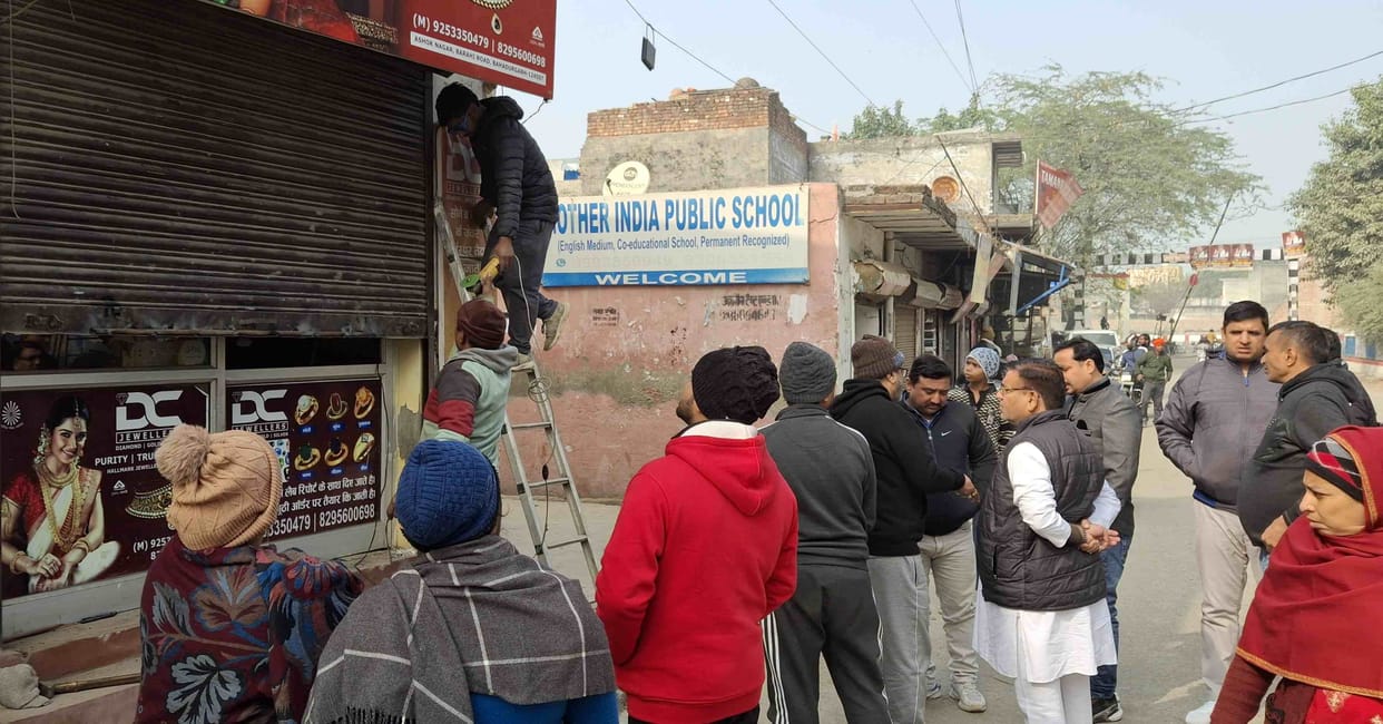 Thieves stole 10 lakh rupees from a jewelry shop in 2 minutes, after locking the gates of the neighboring houses.