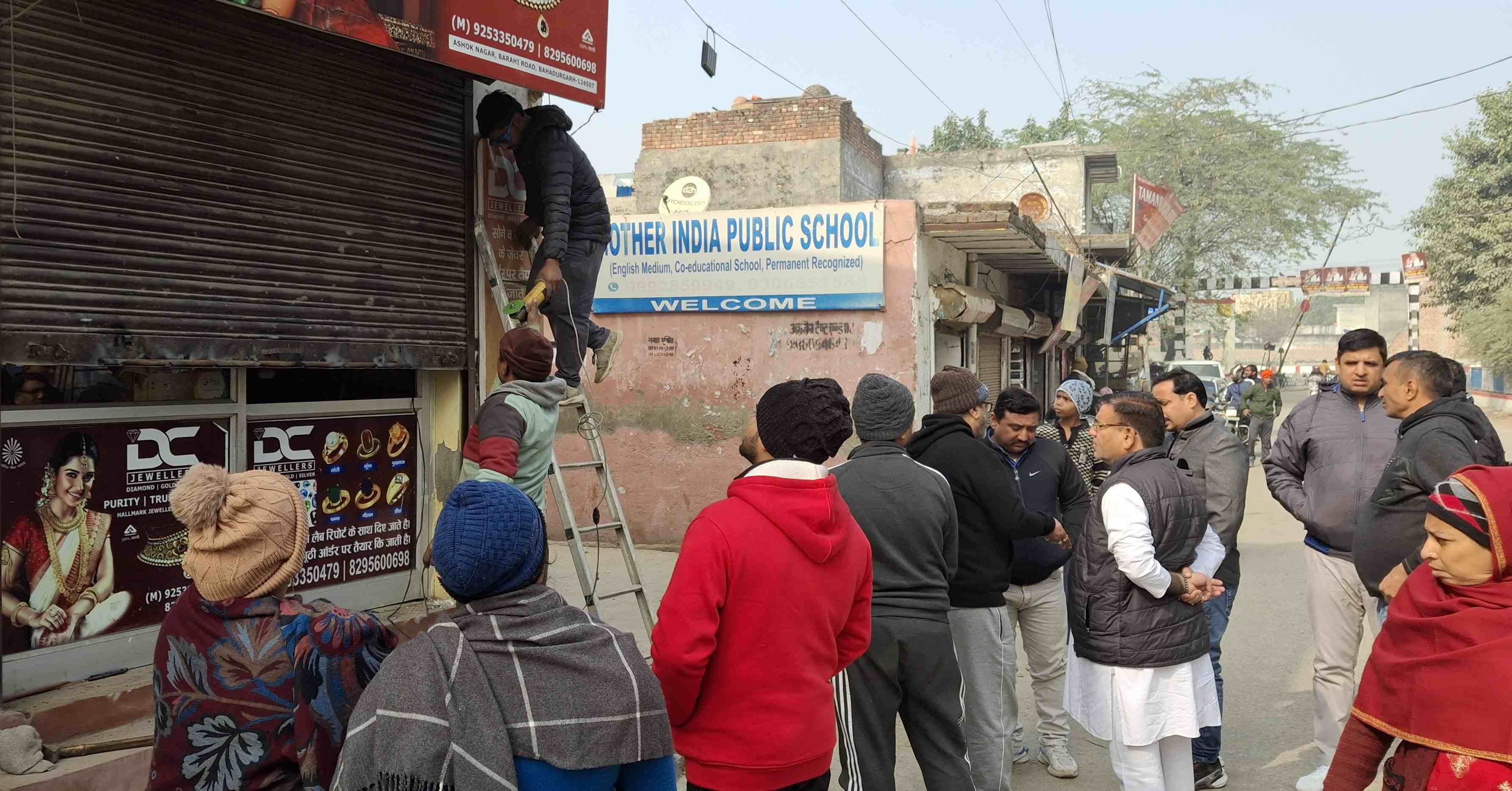 -फोटो 84 : मौके पर पहुंची सीआईए-1 और 2 पुलिस व मौजूद लोग। संवाद