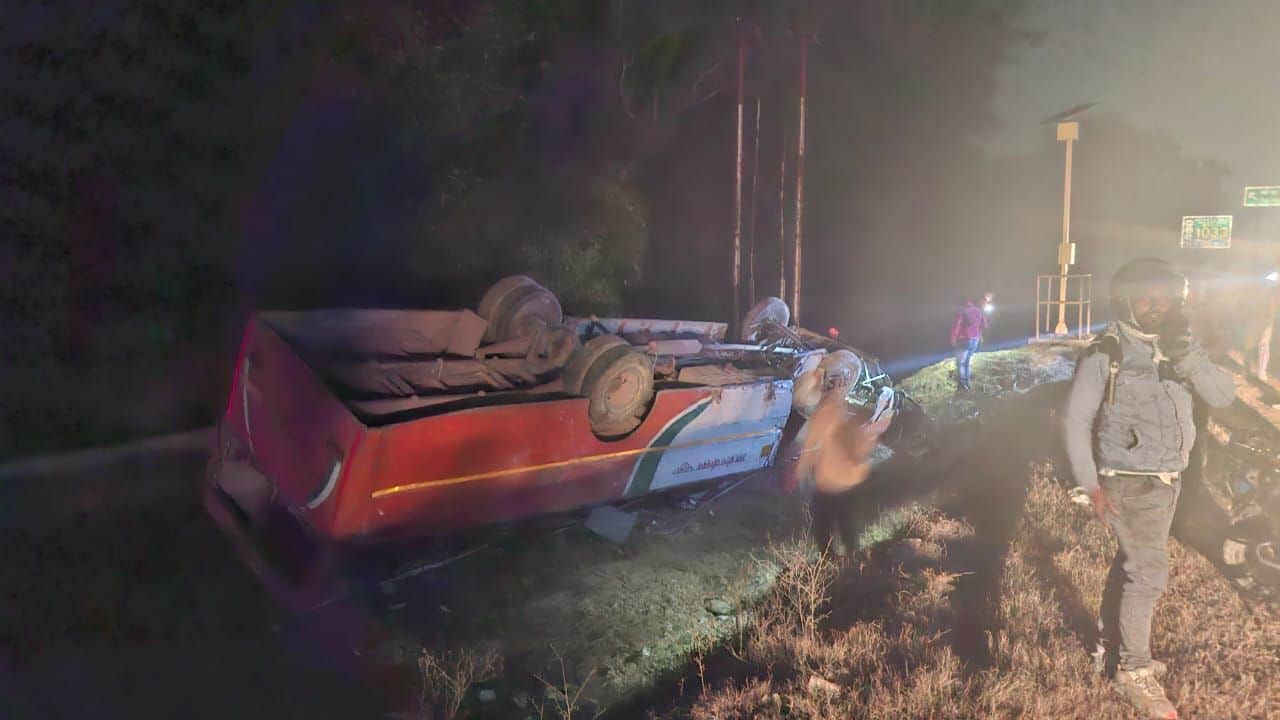 फोटो नंबर-29- उन्नाव-लालगंज हाईवे पर बीघापुर के दादामऊ गांव के पास सड़क किनारे खंती में पलटी बस