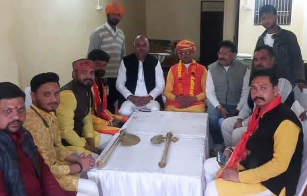 फोटो07सोरोंजी में 14 जनवरी की पंचकोसी परिक्रमा की तैयारियों पर चर्चा करते  ब्राह्मण कल्याण सभ