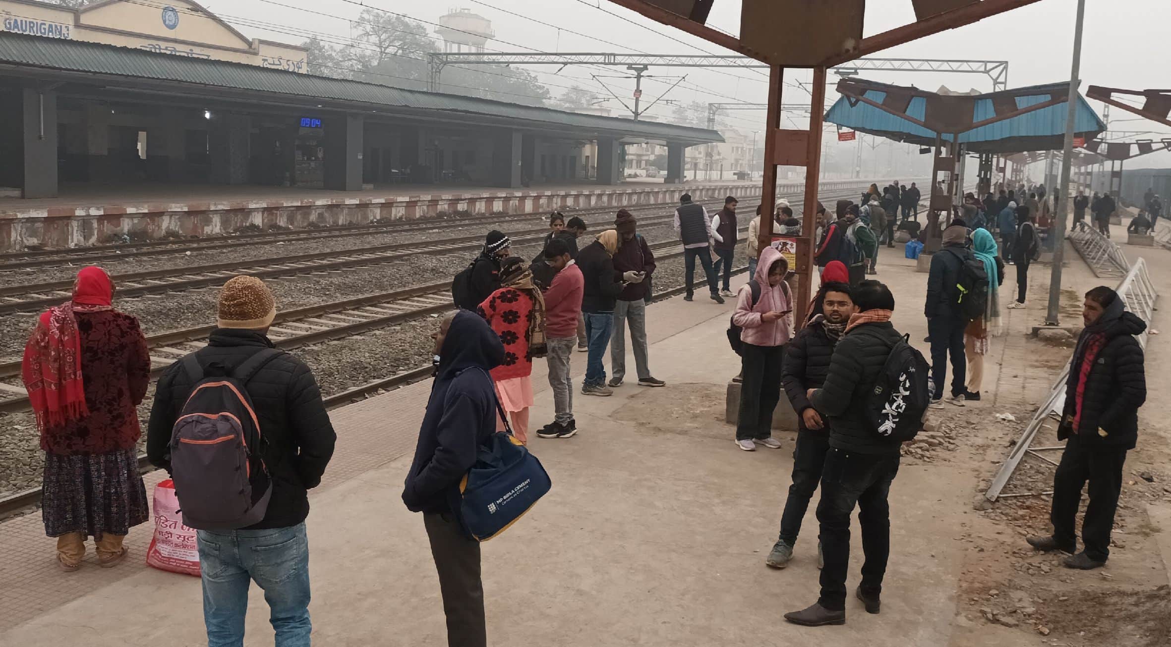  गौरीगंज रेलवे स्टेशन पर ट्रेन की प्रतीक्षा करते यात्री। संवाद