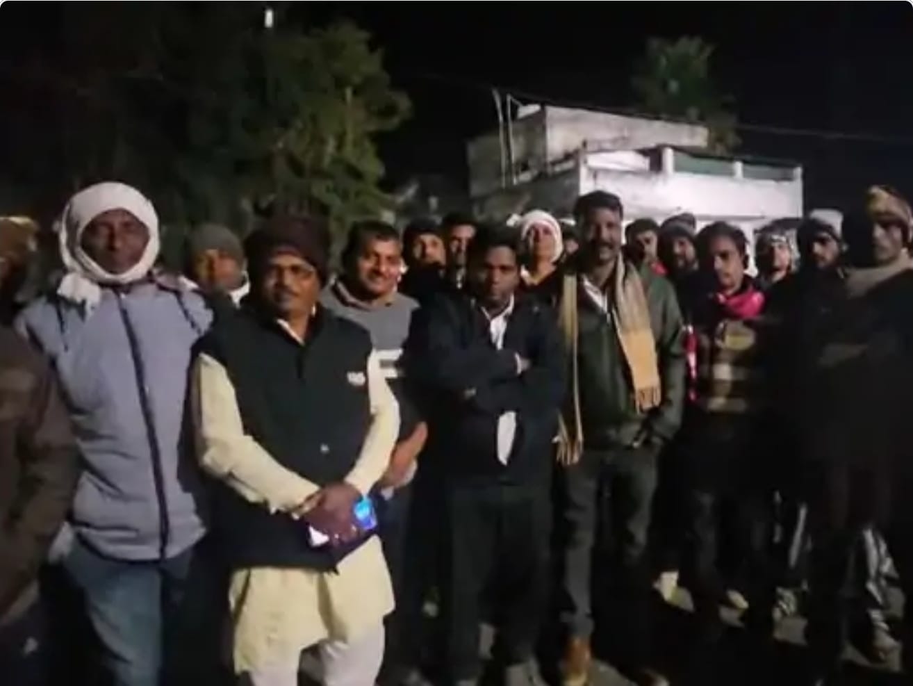 हंगामे के बाद एकत्र हुए ग्रामीण।