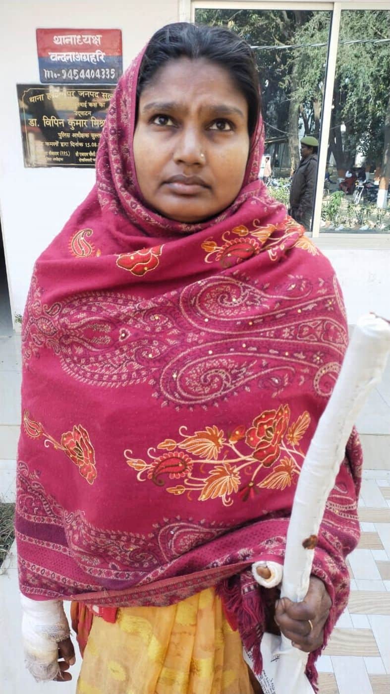 हलियापुर थाने में आरोपी पत्नी मीरा।-स्रोत पुलिस