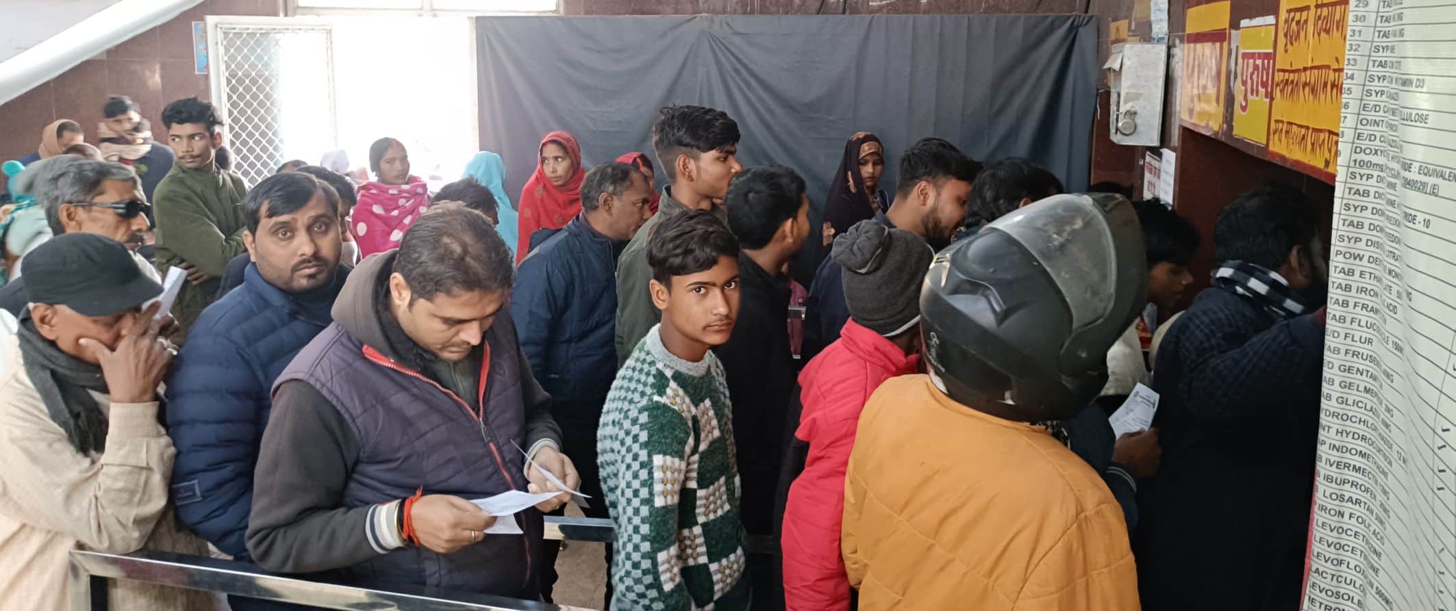 जिला अस्पताल की ओपीडी में दवा लेने के लिए खड़े मरीज। 