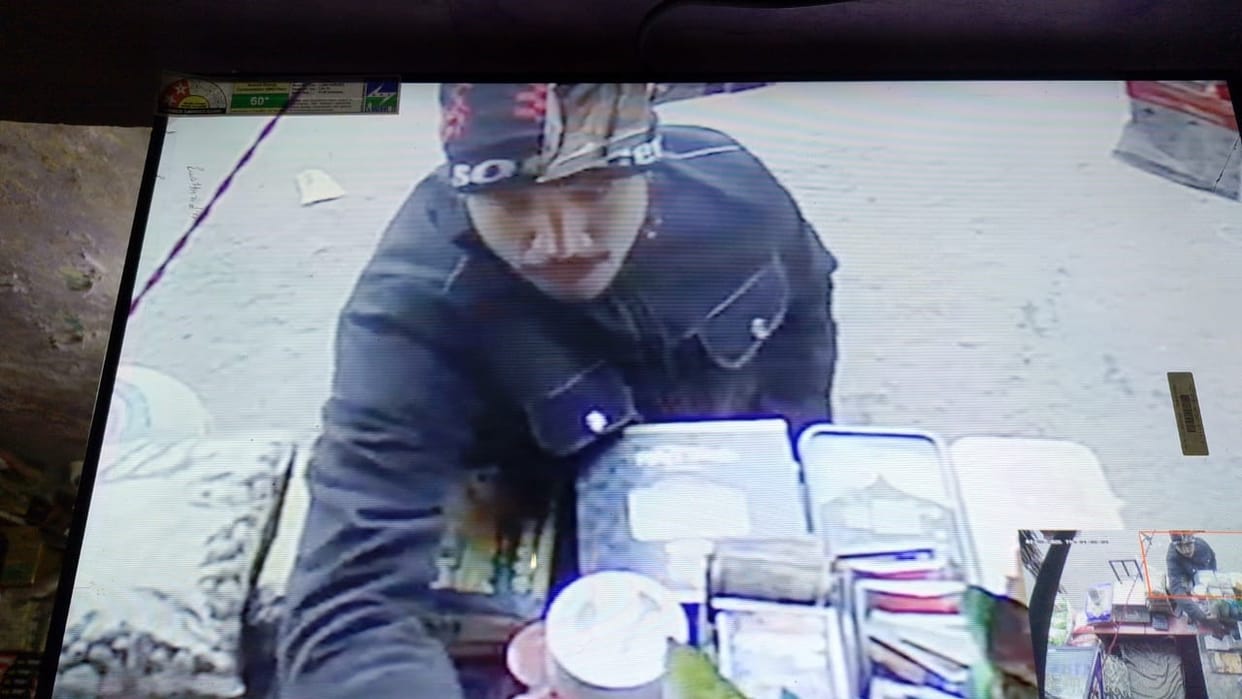 Mobile stolen from grocery store, then thousands of rupees withdrawn from account