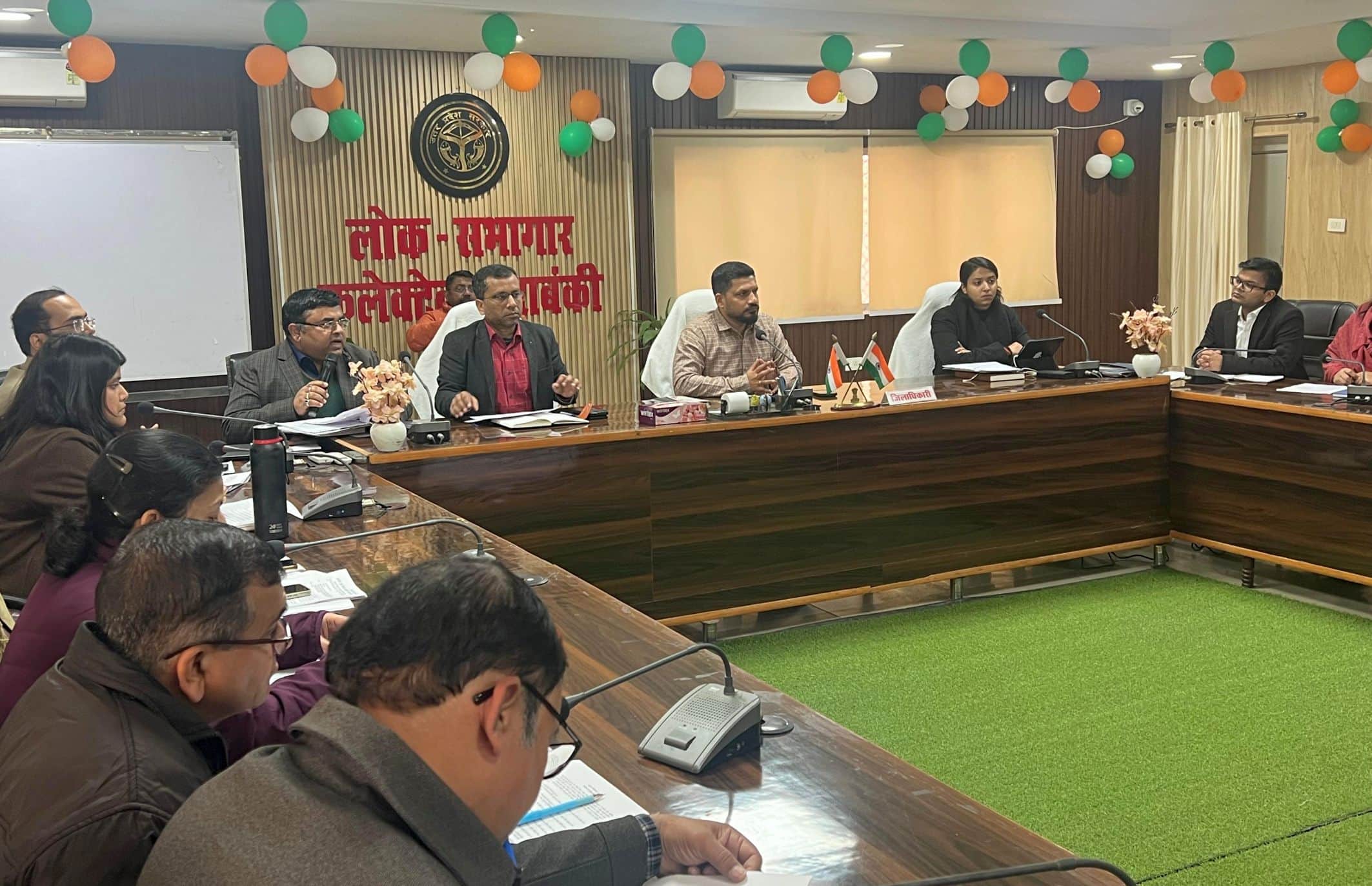 कलेक्ट्रेट स्थित लोक सभागर मेंअधिकारियों के साथ बैठक करतेडीएम शशांक त्रिपाठी।