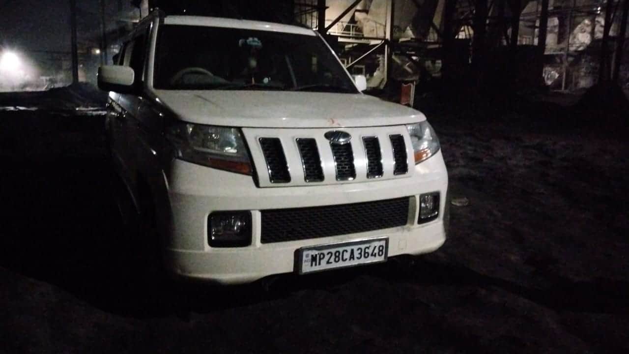 कंपनी के बाहर खड़े अधिकारी।