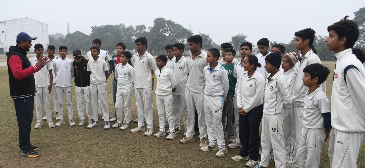 Even the cold is defeated in front of their strong determination...